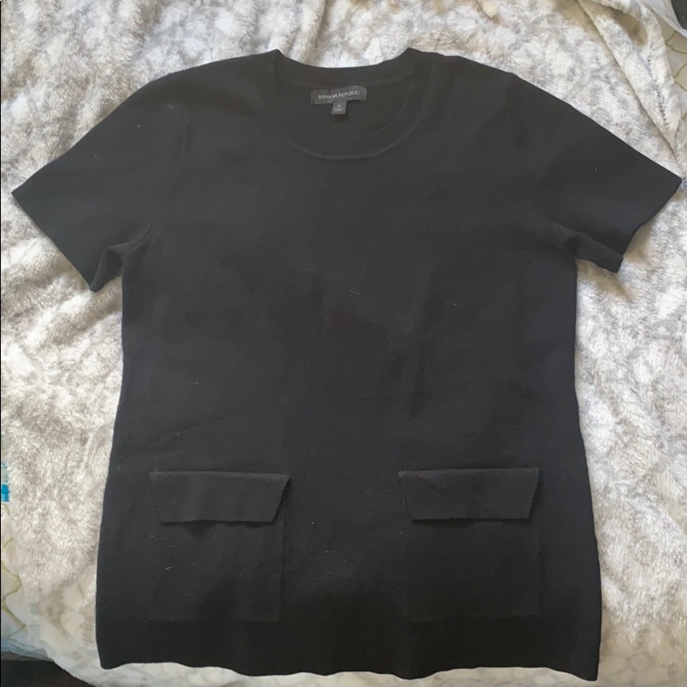 Short sleeved black sweater with pockets